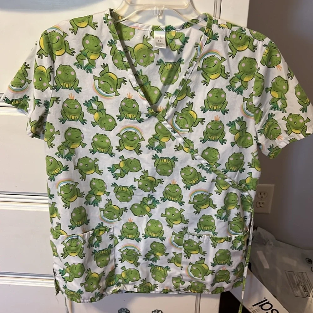 Frog scrub top! - Picture 3 of 8